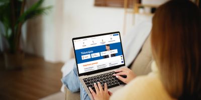 faili shutterstock_2479560969_suurendatd_toootsija arvutiga.jpg allalaadimine